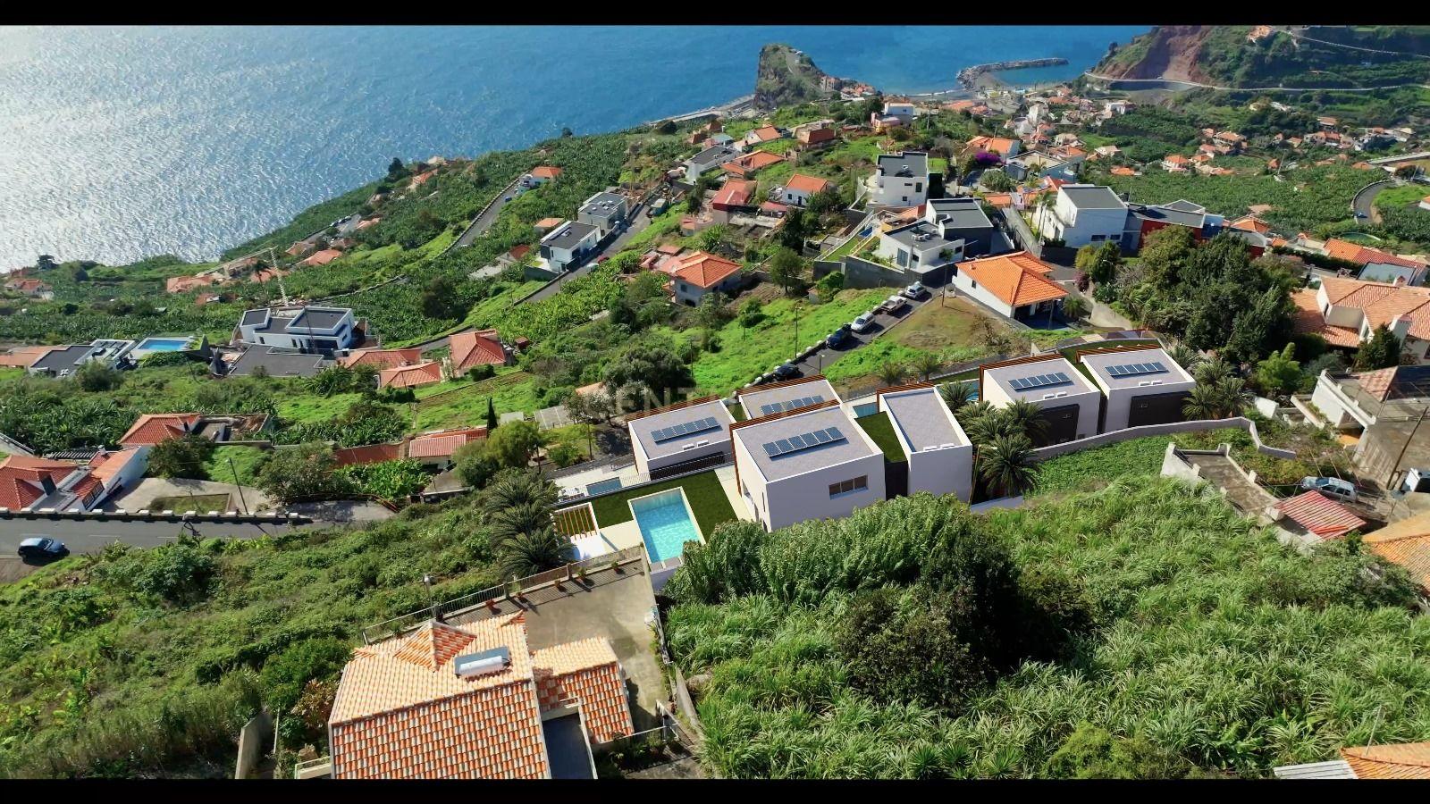 Fotografia 2 de Terreno de Excelência | 3 Terrenos com Licença de Construção Emitida | Projeto para 5 Moradias de Prestígio | Vista Panorâmica para o Mar