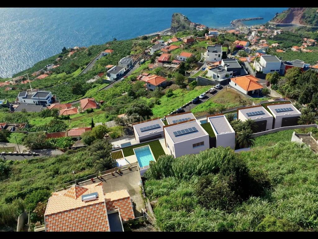Terreno de Excelência | 3 Terrenos com Licença de Construção Emitida | Projeto para 5 Moradias de Prestígio | Vista Panorâmica para o Mar - Image 2