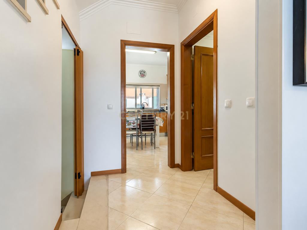 Moradia em Banda T3+1 com quintal e garagem em Zona Tranquila – Bacelos de Gaio, Seixal - Image 4