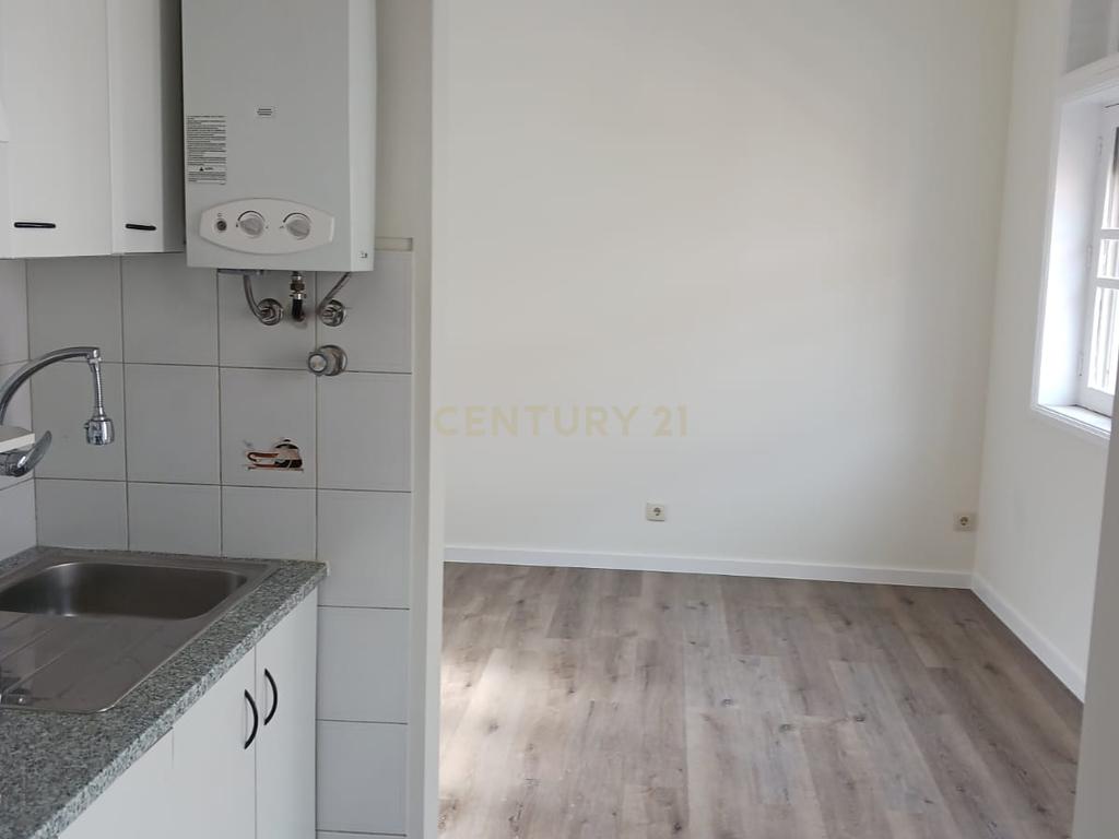 Arrenda-se Apartamento T2 no Porto – Localização Privilegiada com Garagem Fechada - Image 13