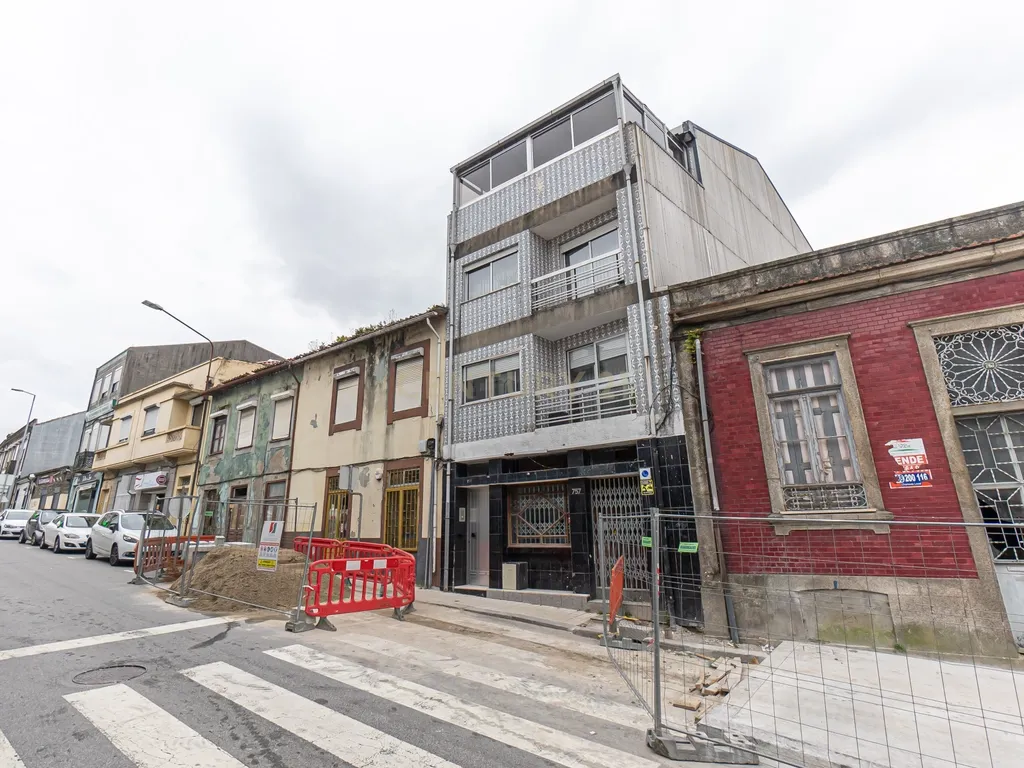 T2 Renovado com Vista Cidade – Rua de São Roque da Lameira, Campanhã - Image 1