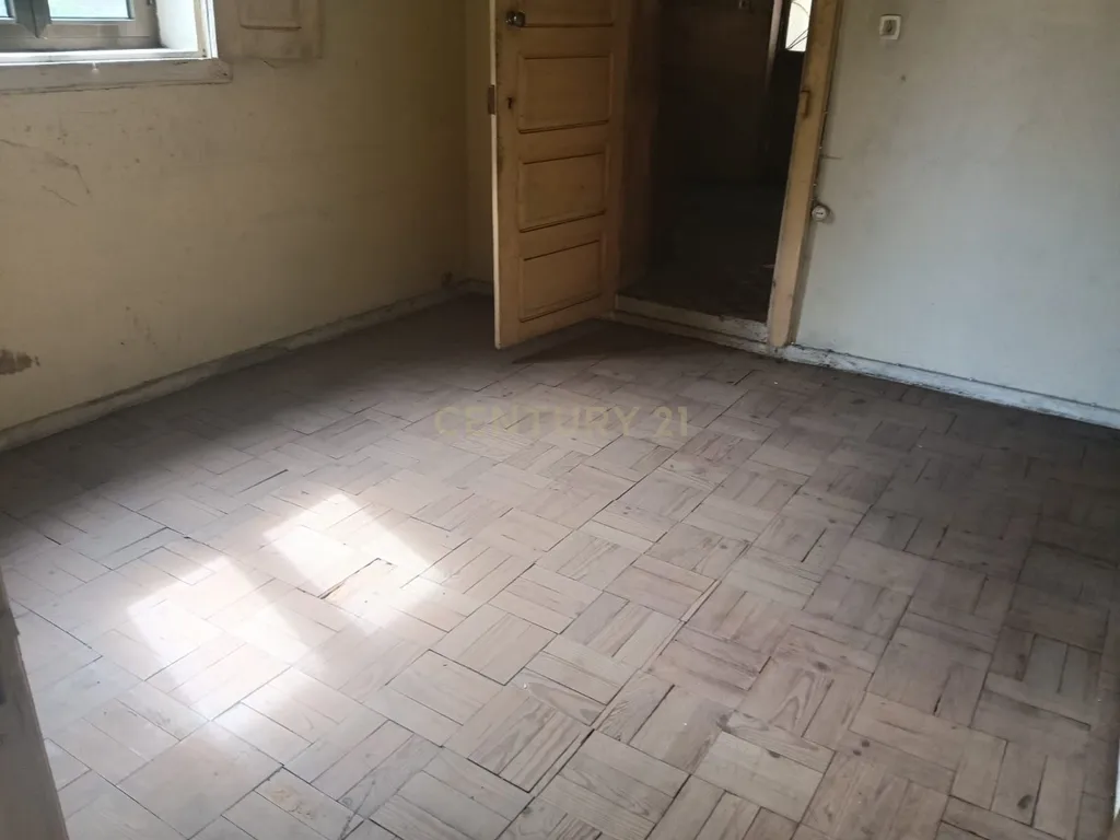 Casa T3 + T3 em Lordelo Paredes, perto do centro e com ótimas acessibilidades - Image 7