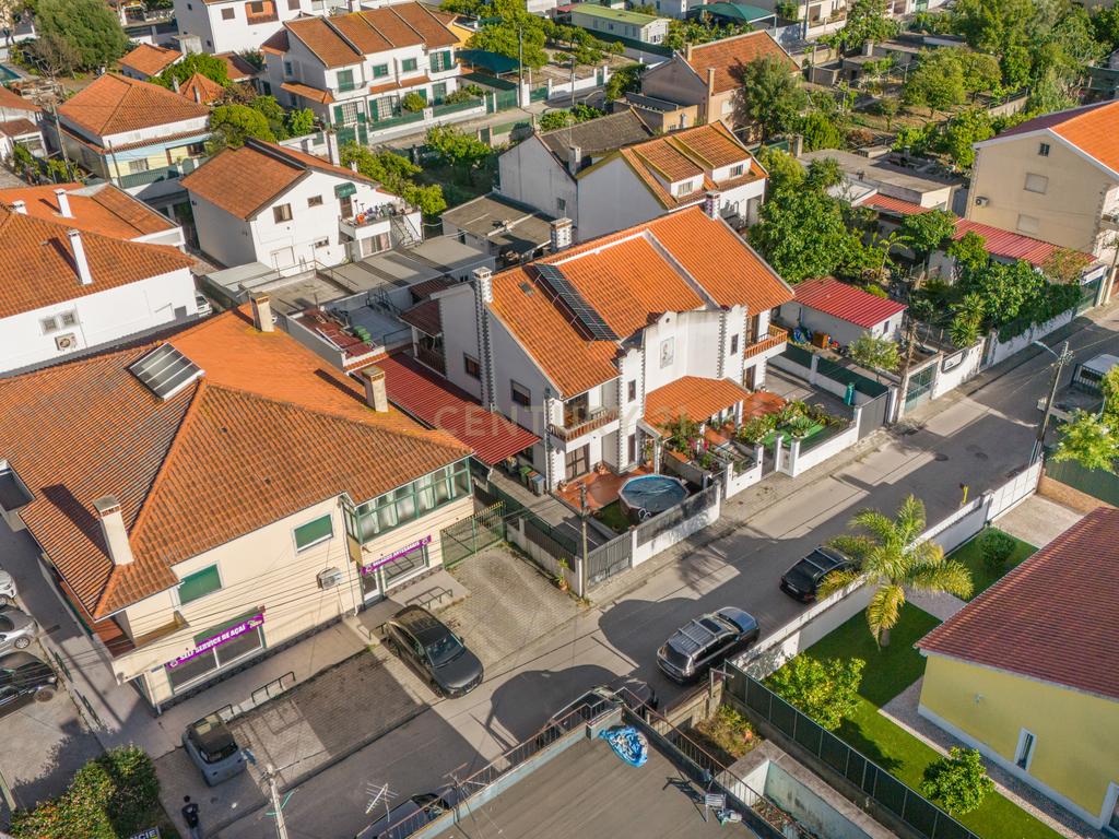 Moradia Geminada T3 com excelentes áreas, terreno e localização privilegiada em Fernão Ferro - Image 32