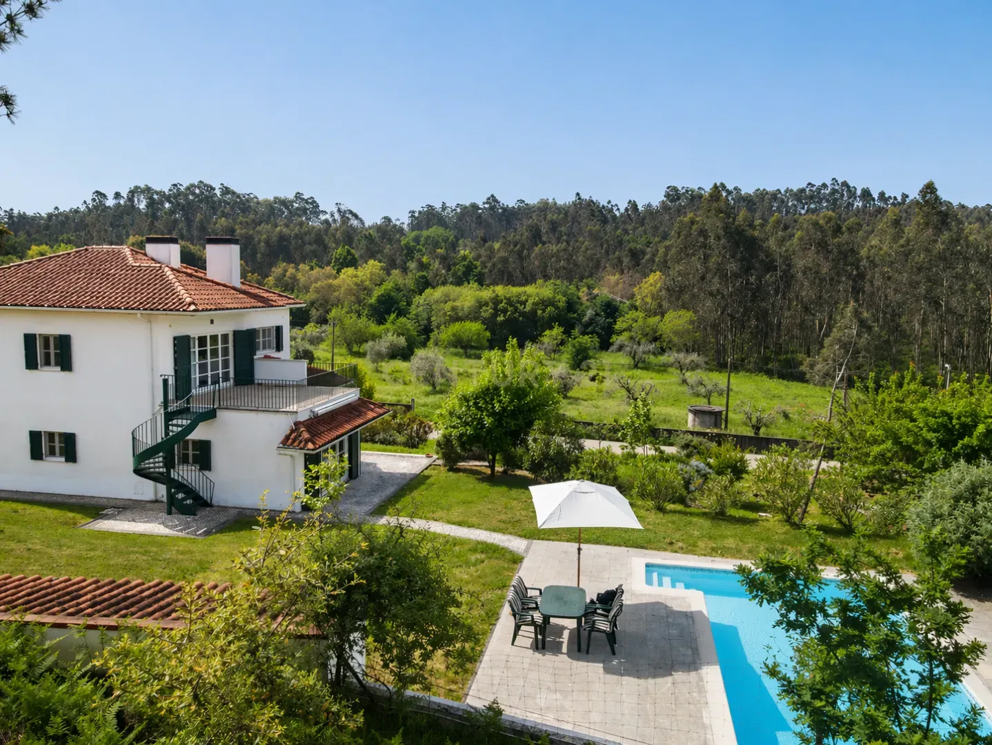 Fotografia 8 de Moradia T3 em bom estado com terraço, piscina, jardim e garagem numa localização sossegada a 2 min. de Vila Nova de Poiares