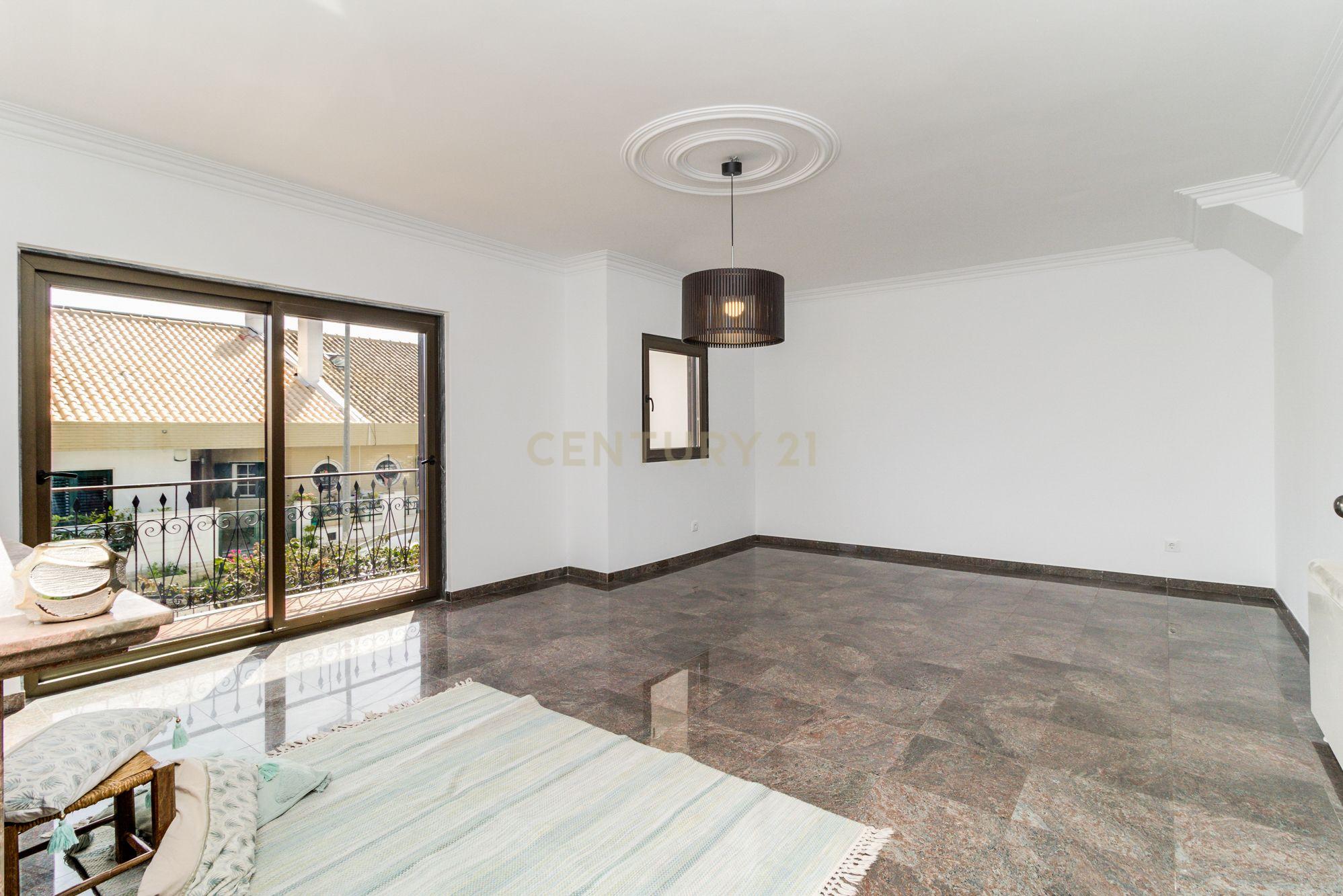 Moradia T4, Praia Santo Amaro de Oeiras e Estação de Comboios - Image 23