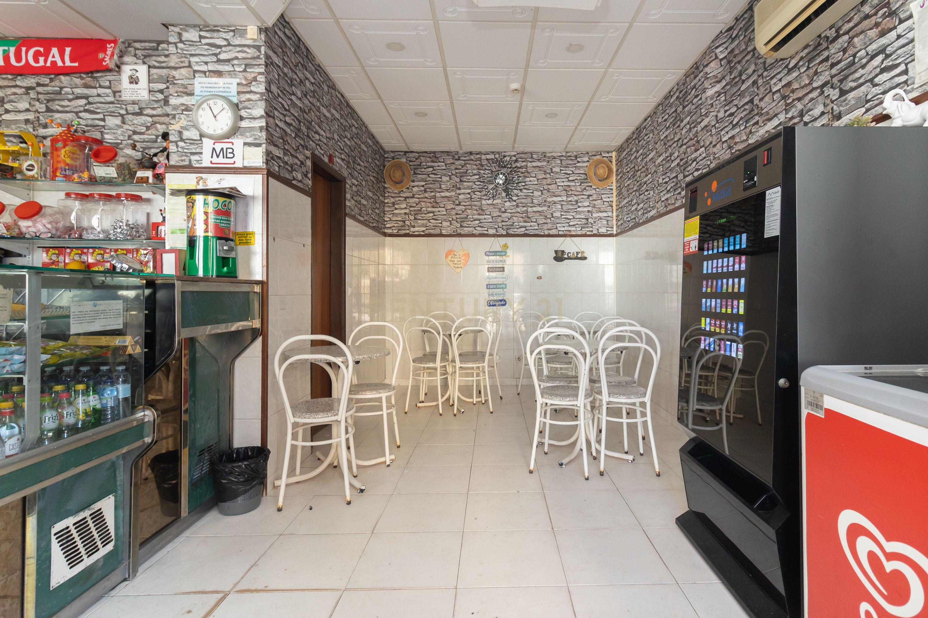 Espaço comercial à venda na Rua Henrique Augusto Pereira, nº2 - Image 17
