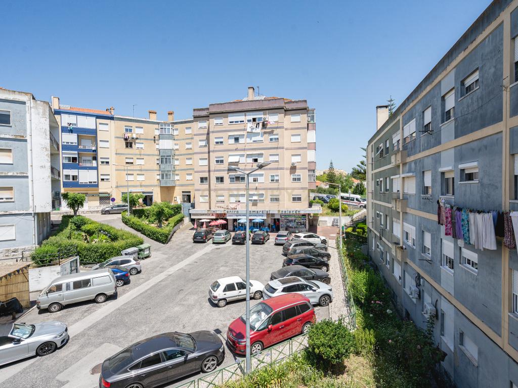 T2 Luminoso na Vila da Apelação – Espaço, Conforto e Potencial - Image 23