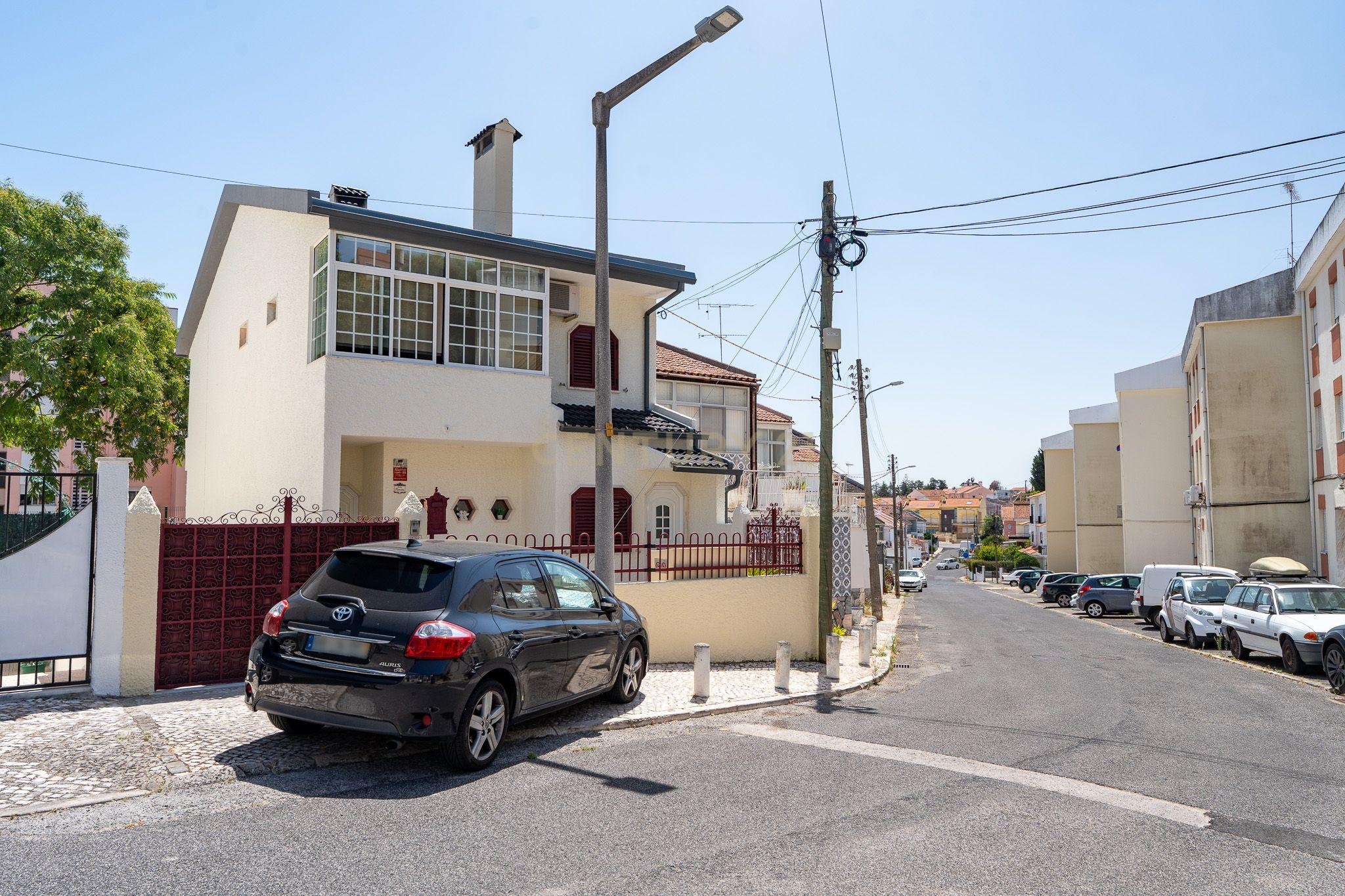 Fotografia 2 de Moradia geminada de tipologia T3, composta por 3 pisos, localizada em São Sebastião de Guerreiros, Loures, numa zona bastante sossegada e de fácil acesso.