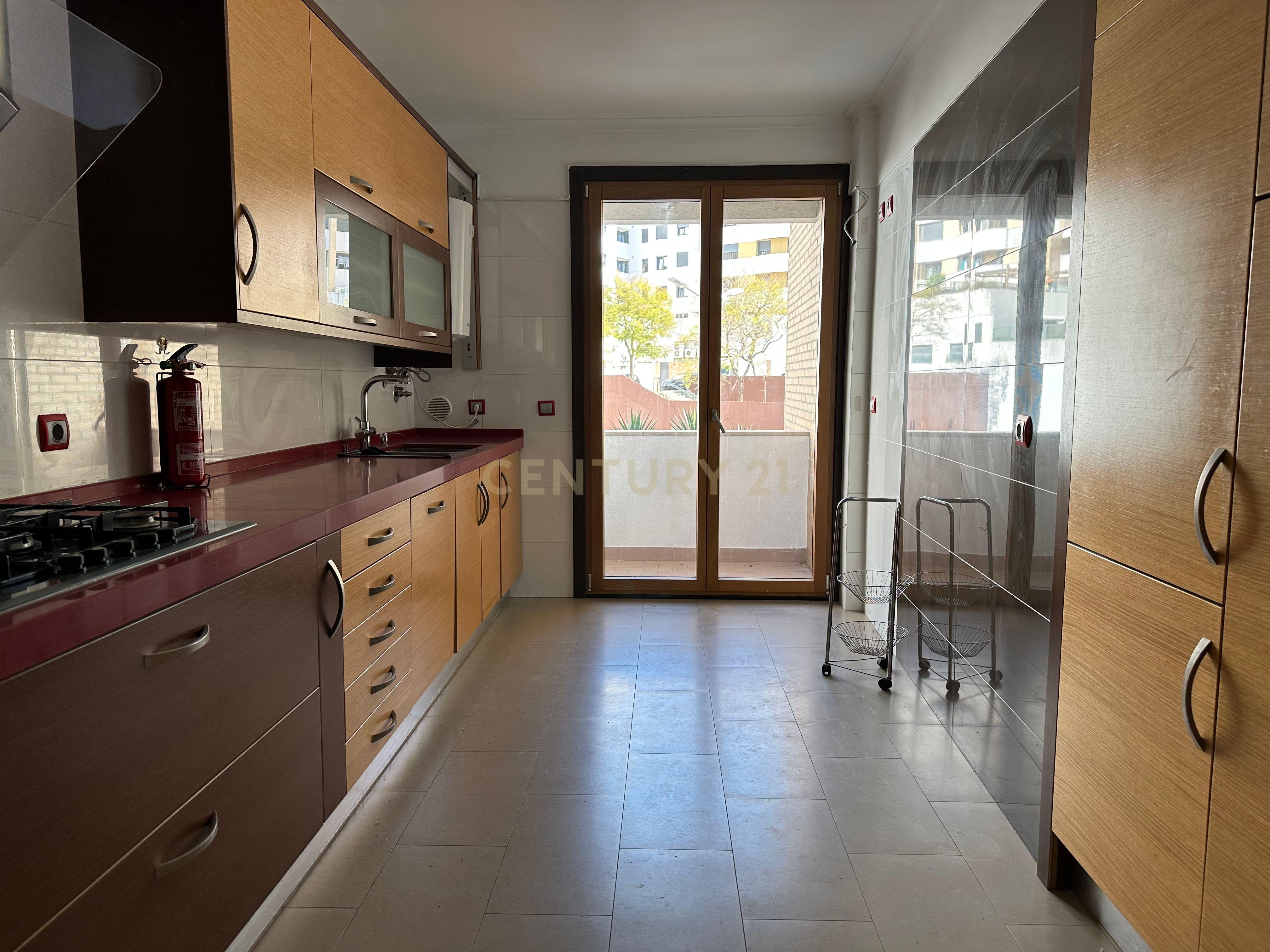 Apartamento T3 com Suite, Terraço e Box – Localização excelente - Infantado Loures - Image 7