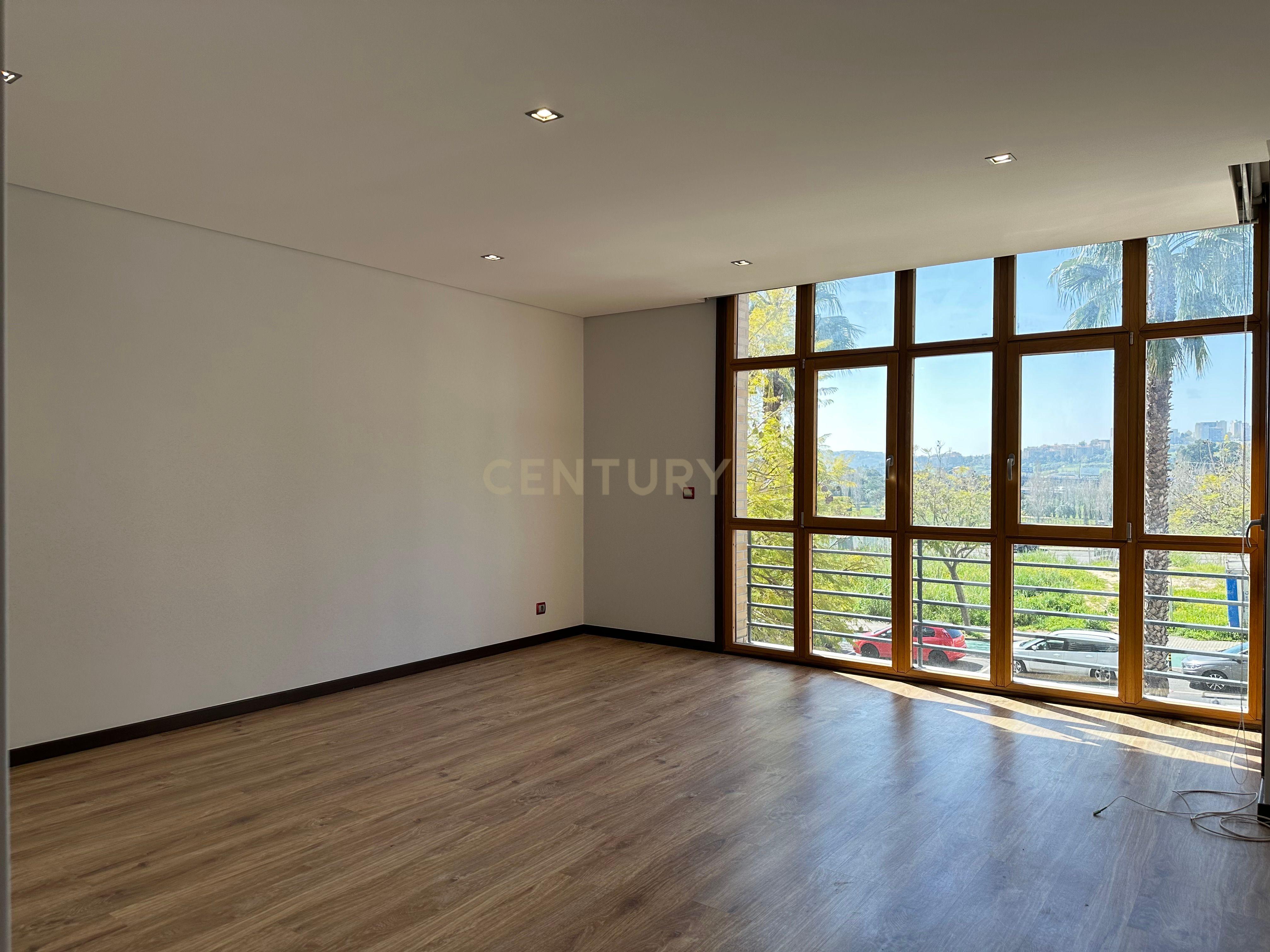 Apartamento T3 com Suite, Terraço e Box – Localização excelente - Infantado Loures - Image 1