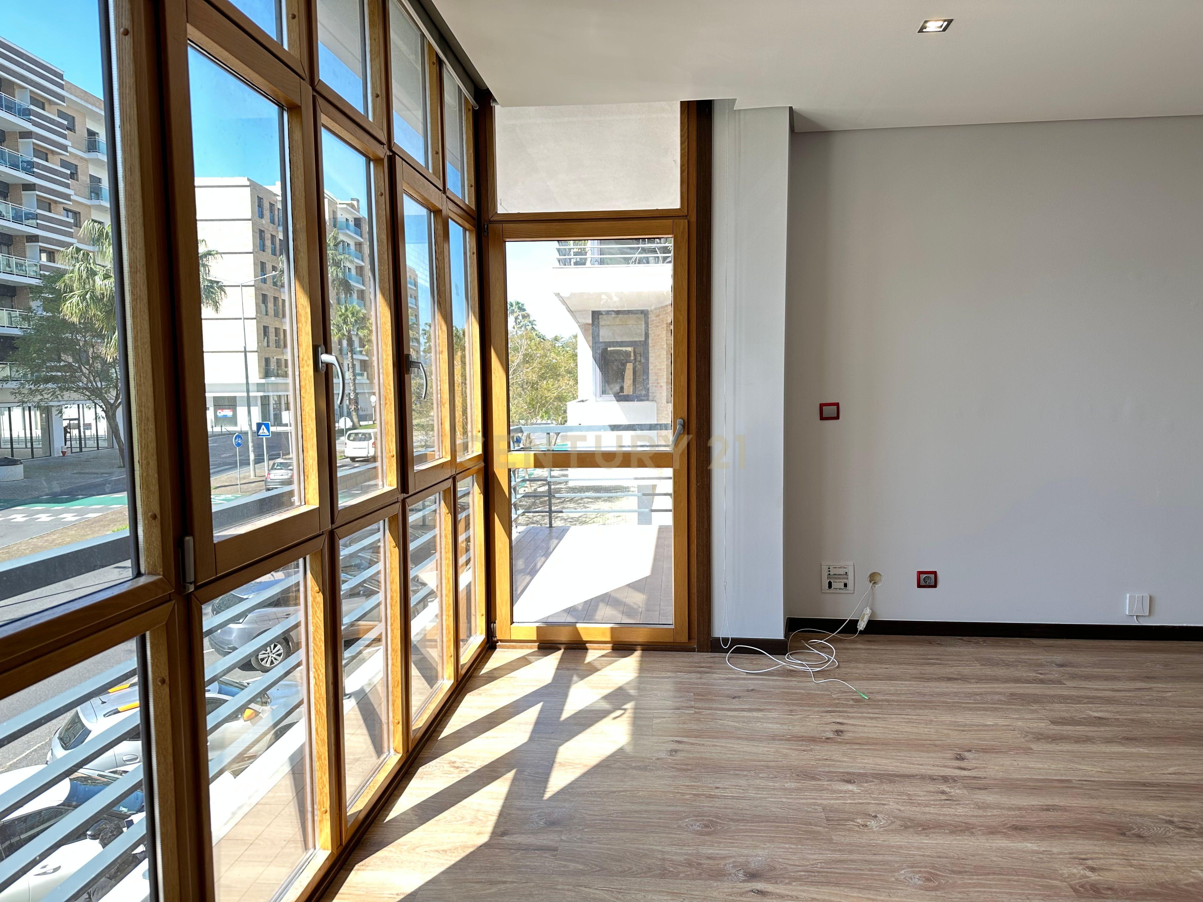 Apartamento T3 com Suite, Terraço e Box – Localização excelente - Infantado Loures - Image 2