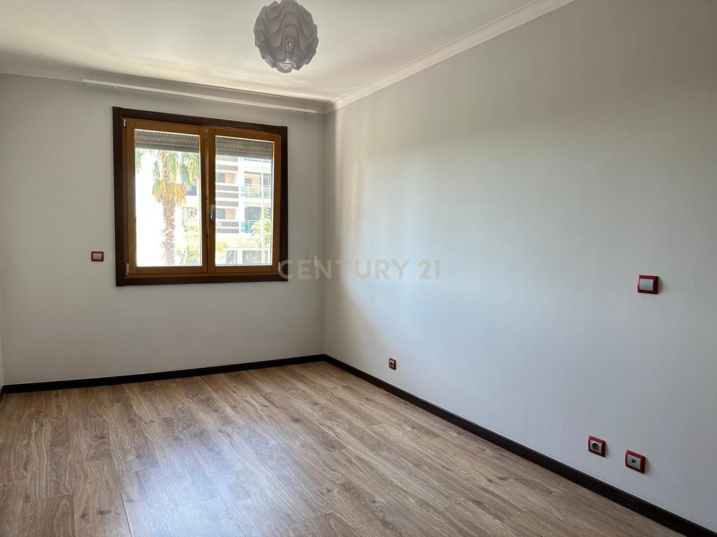 Apartamento T3 com Suite, Terraço e Box – Localização excelente - Infantado Loures - Image 15