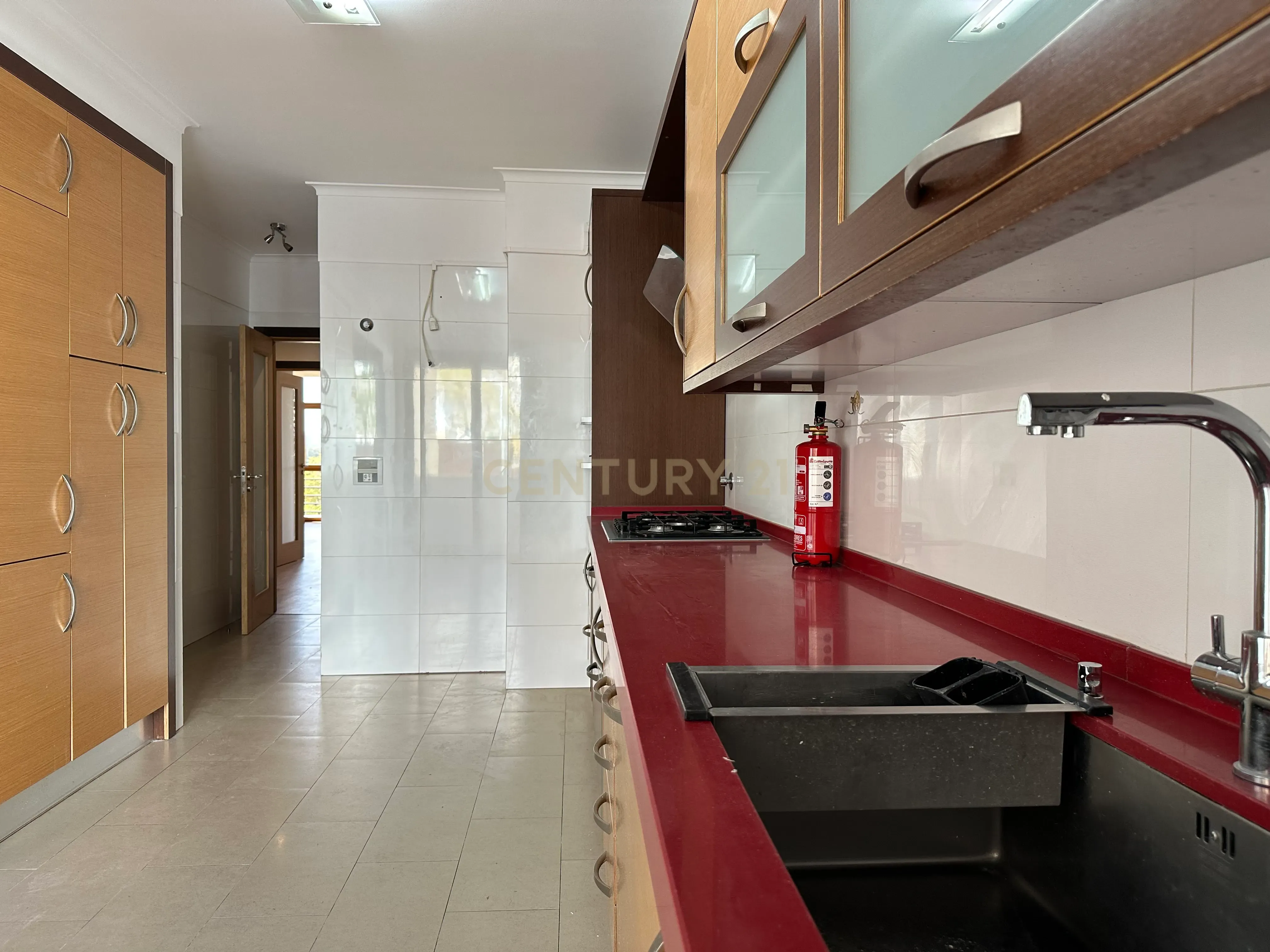 Apartamento T3 com Suite, Terraço e Box – Localização excelente - Infantado Loures - Image 5
