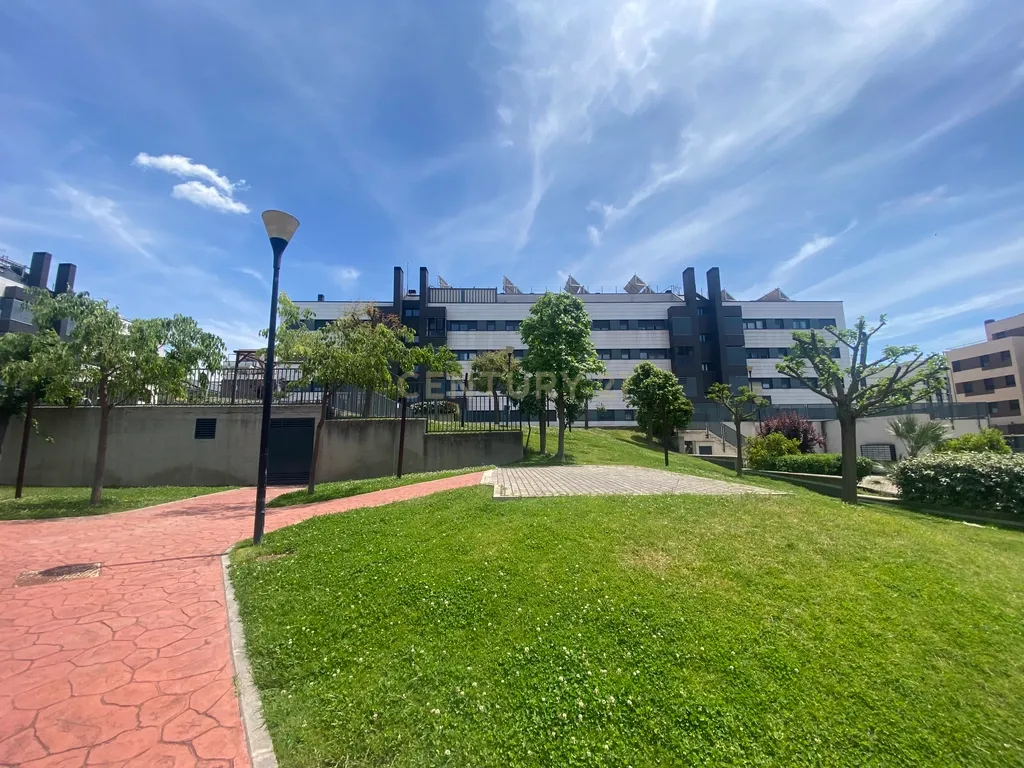 Luxuoso Apartamento com Vista Panorâmica em Madrid - Image 28