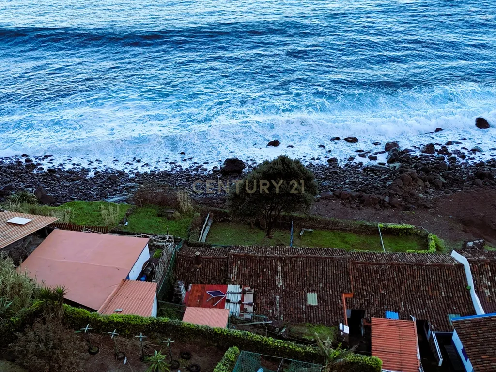 Imóvel Histórico na Fajã do Araújo – Uma das Casas Mais Antigas do Nordeste - Image 1