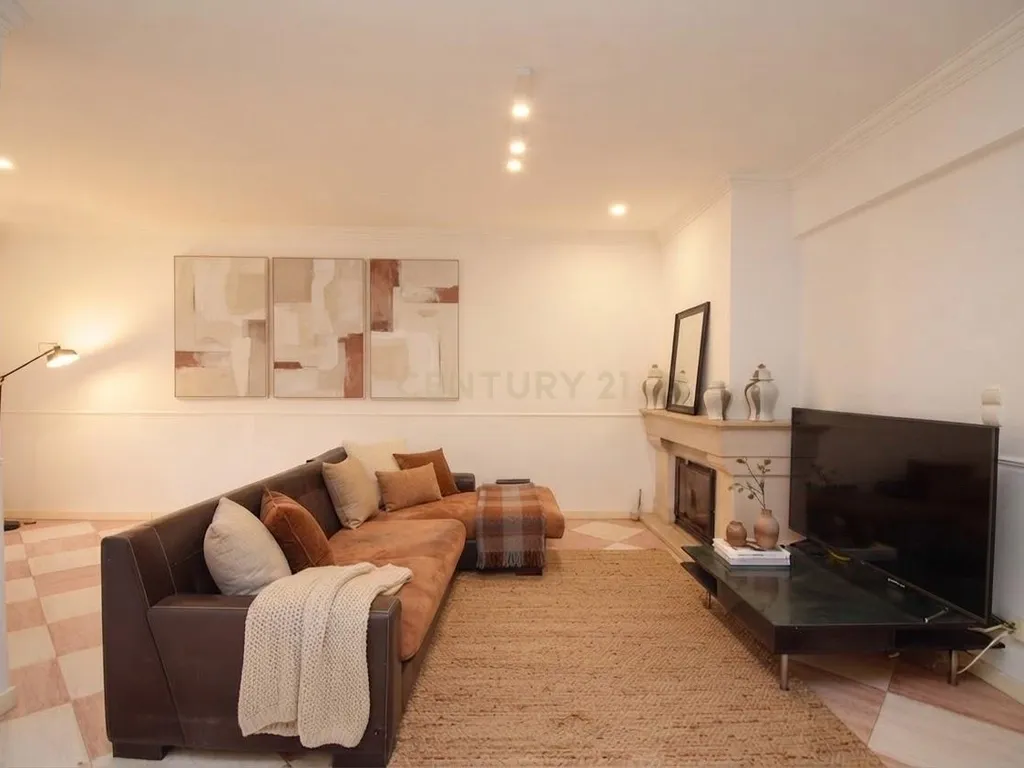 Apartamento T2 com terraço na Quinta do Barão – Carcavelos - Image 3