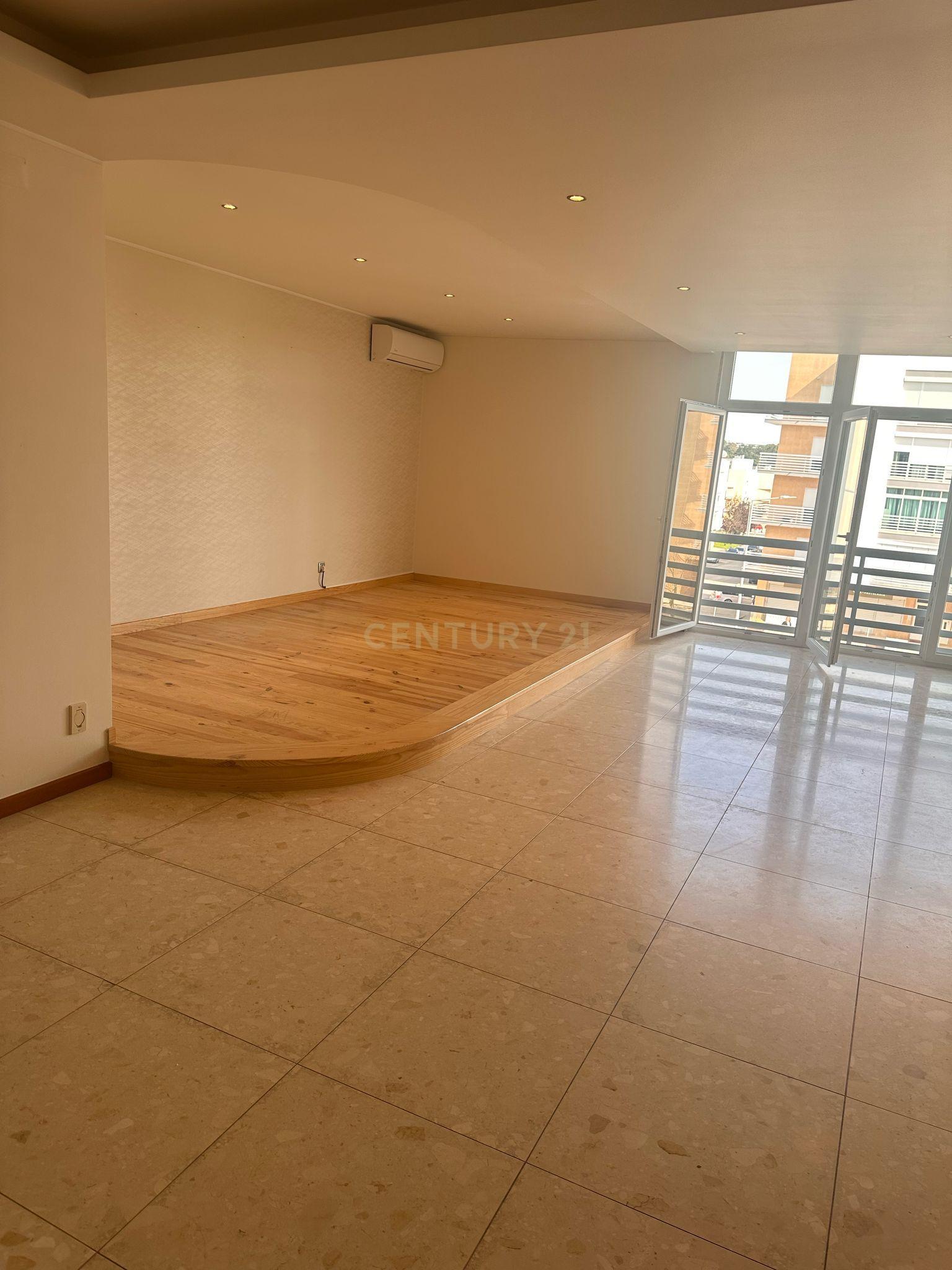 Apartamento T3 em Vialonga, com Garagem e Elevador - Image 3