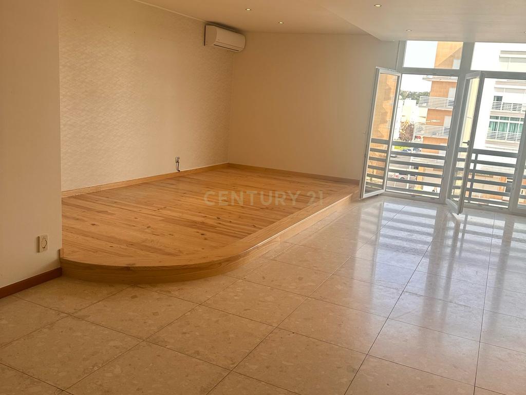 Apartamento T3 em Vialonga, com Garagem e Elevador - Image 3
