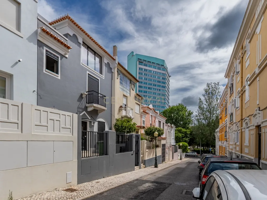 Moradia totalmente renovada no coração de Lisboa, com 4 suites - Image 3