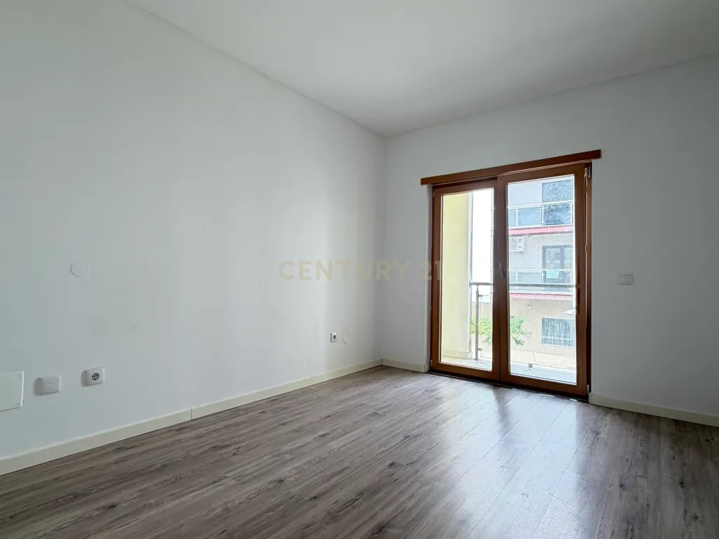 Apartamento T3 com Duas Varandas e Arrecadação, no Pinhal Novo - Image 25