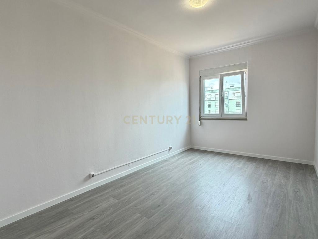 Apartamento T2 Renovado e Equipado | São Sebastião, Setúbal - Image 14