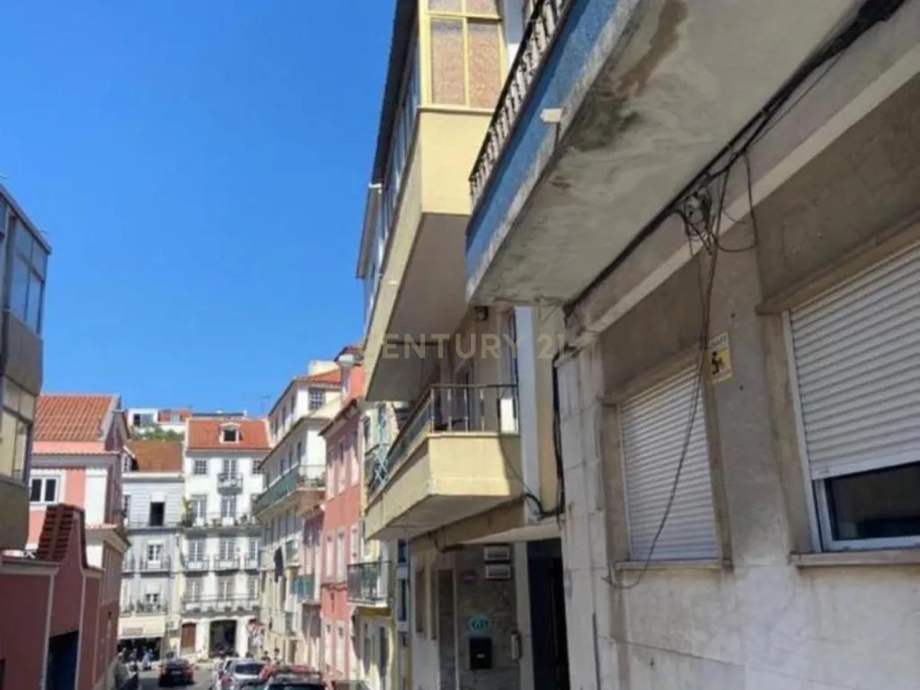 Apartamento T3 + 1 com Licença de Alojamento Local – Estrela / Campo de Ourique, Lisboa - Image 1