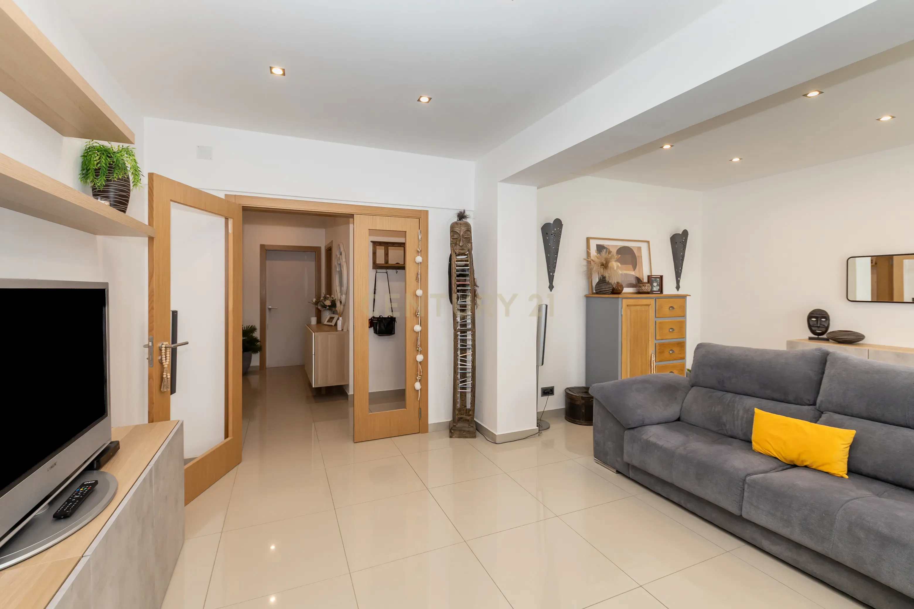 Apartamento T4 convertido em T3 - Totalmente Renovado com Materiais Premium no Centro de Setúbal - Image 8