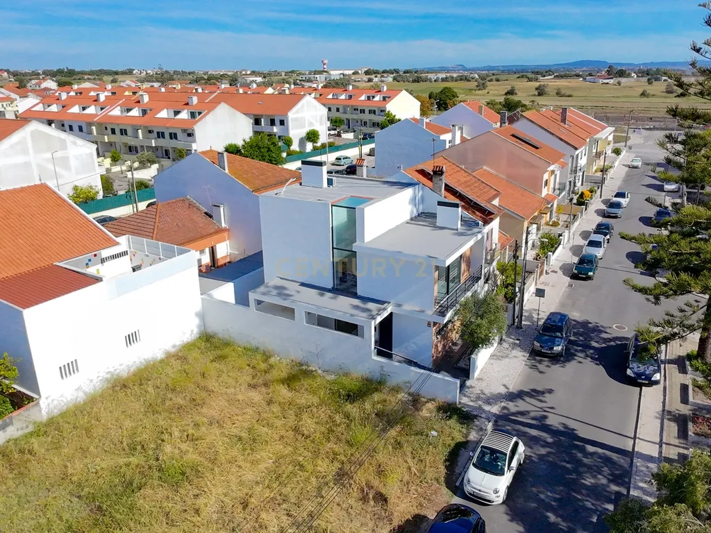 Moradia T3 com 3 Suites e Arquitetura Distinta em Samouco, Alcochete - Image 48