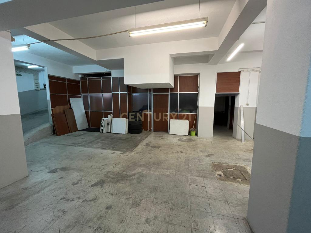 Armazém com uma área de 273 m2, localizado no Pendão – Queluz, com acesso direto por rampa e portão automatizado. - Image 5