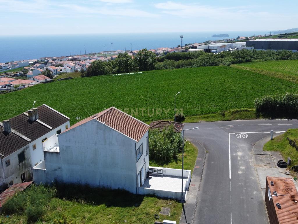  Moradia Prática e Luminosidade Natural em Ponta Garça – Um Refúgio Tranquilo na Ilha de São Miguel - Image 25