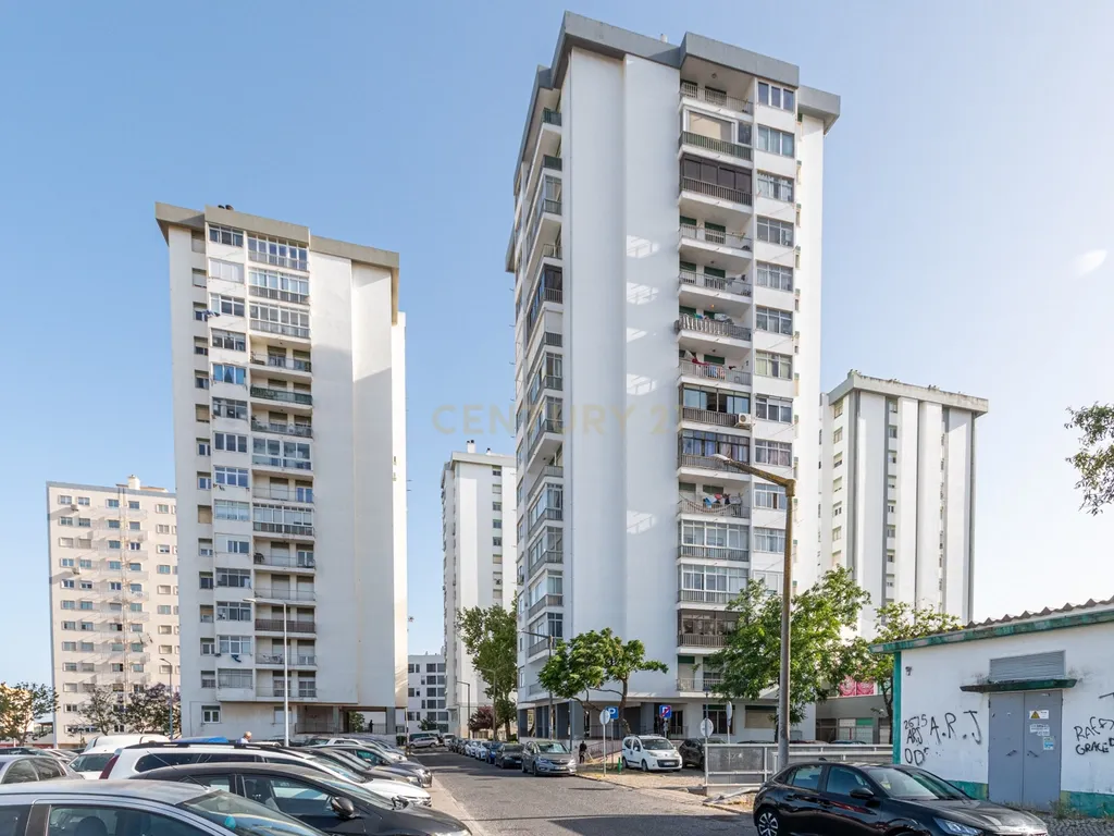 Apartamento T2+1 na Arroja com Varanda e Elevador - Image 16