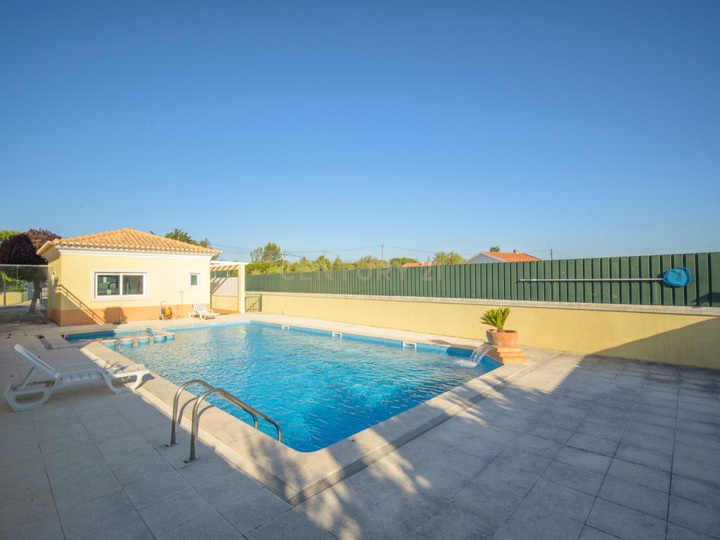Moradia T3+1 | Mobilada | Condomínio Privado com Piscina e Parque Infantil - Albarraque - Image 3
