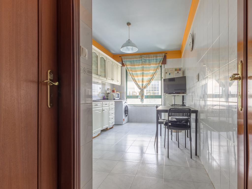 Apartamento T4 transformado em T3, na Baixa da Banheira com boa exposição solar - Image 8