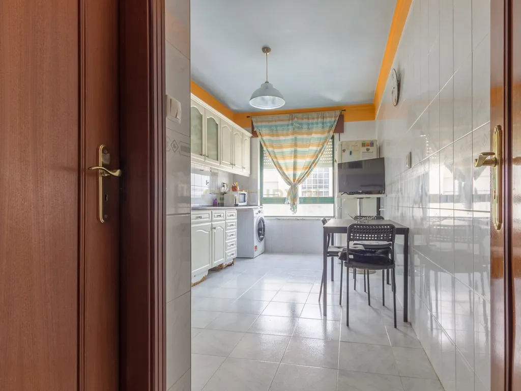 Apartamento T4 transformado em T3, na Baixa da Banheira com boa exposição solar - Image 8