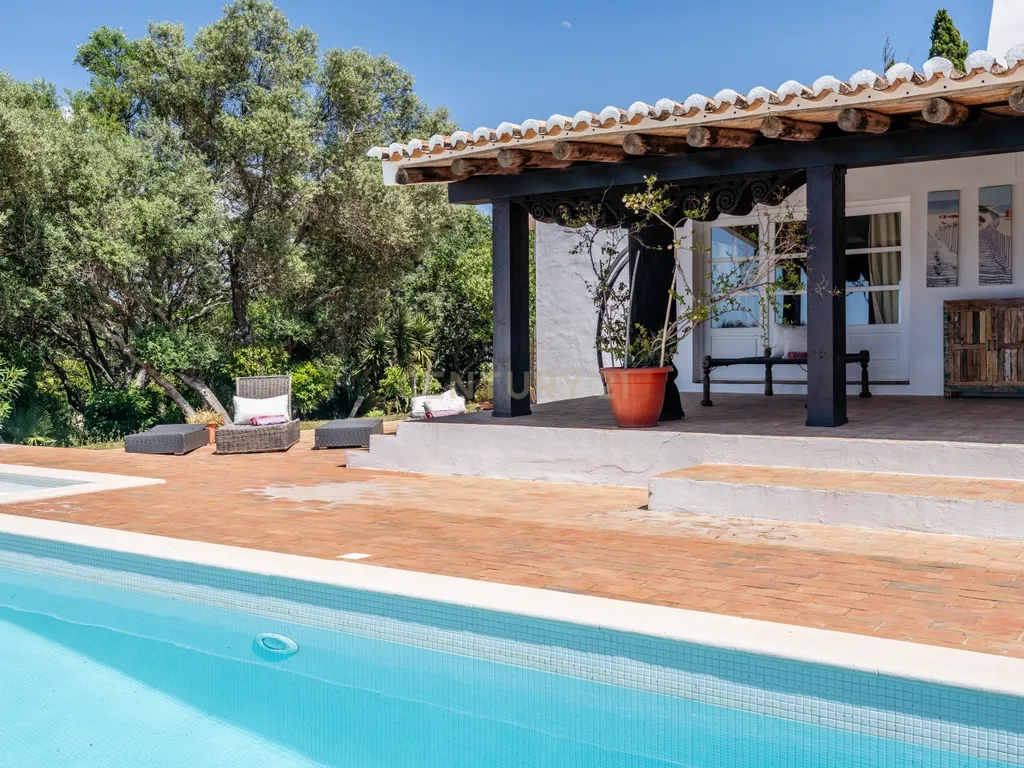 Moradia Exclusiva Térrea com Piscina Aquecida, Jardim e Total Privacidade na Urbanização Serra e Mar - Image 15