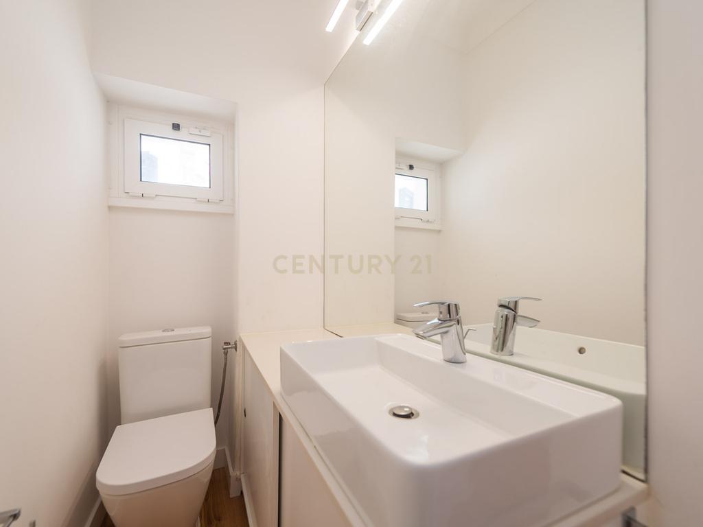 Moradia T3 + 1 Renovada com Jardim e Piscina em Penha de França, Lisboa - Image 40