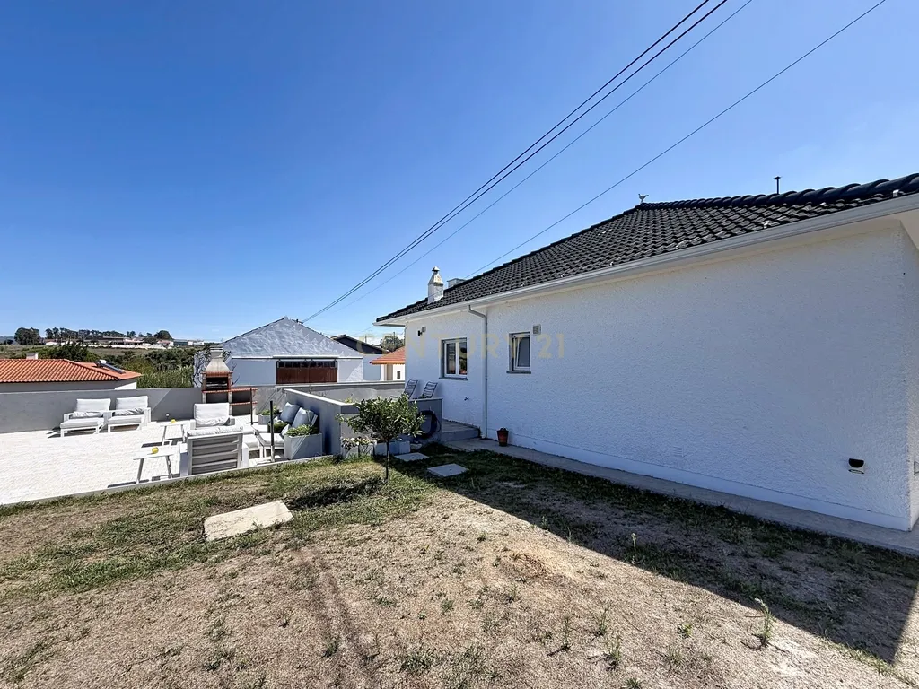 Moradia isolada com amplo terreno de 1.350 m², junto a Alcobaça - Image 27