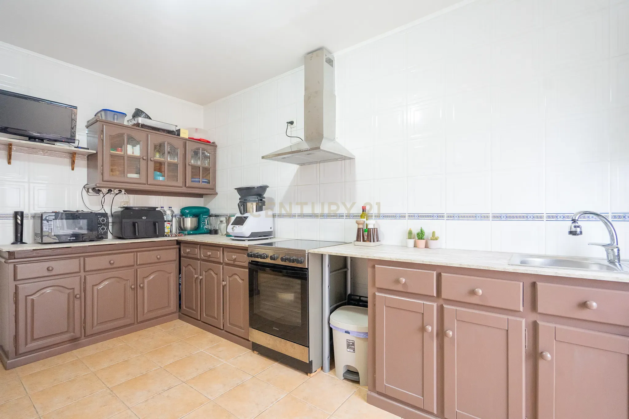 Ótimo Apartamento T3 com boas áreas, lugar de estacionamento, varandas, lareira fechada, cozinha semi equipada. - Image 15