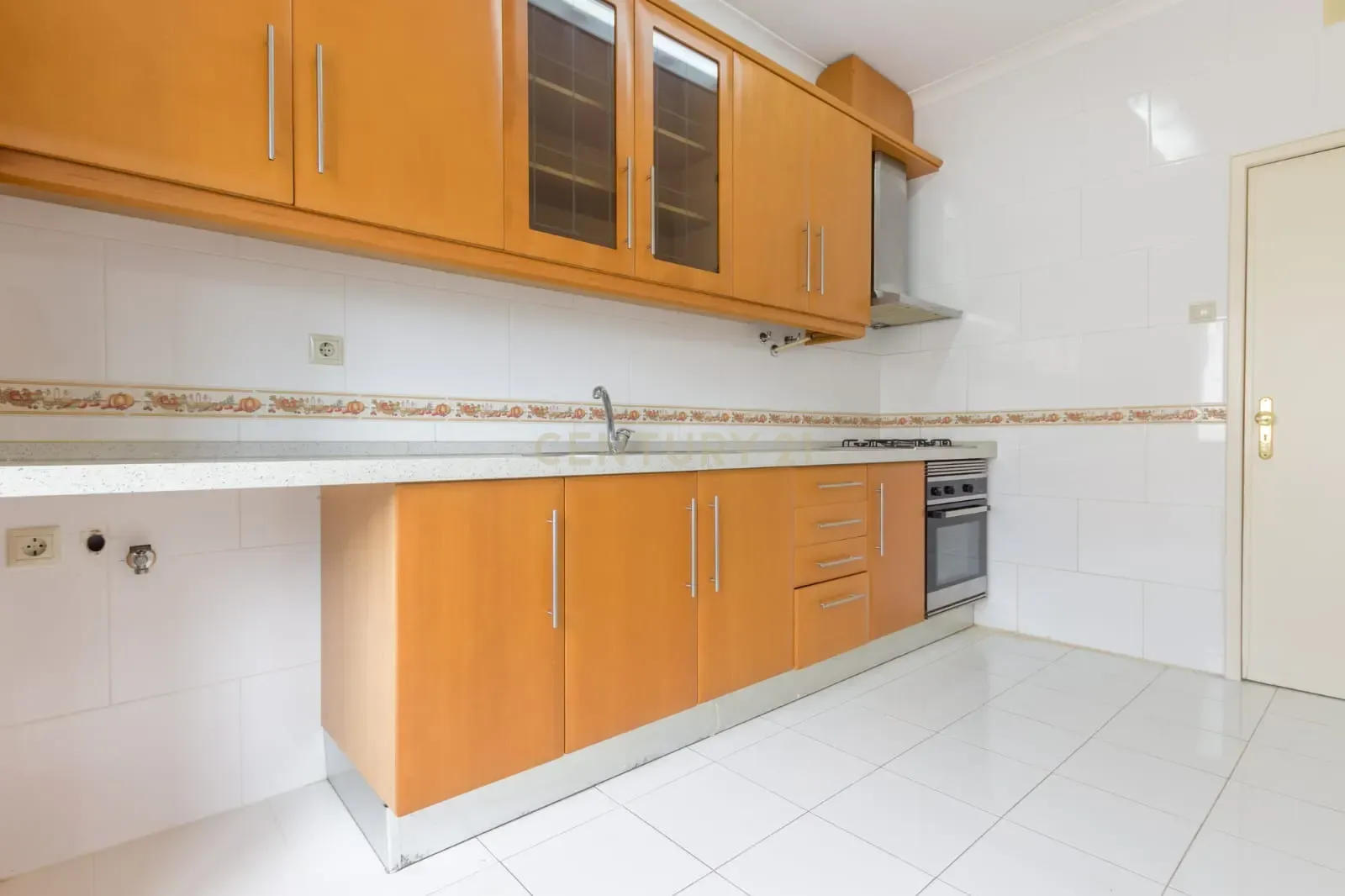 Apartamento T2 em Setúbal - Vista Cidade e Proximidade de Serviços - Image 14