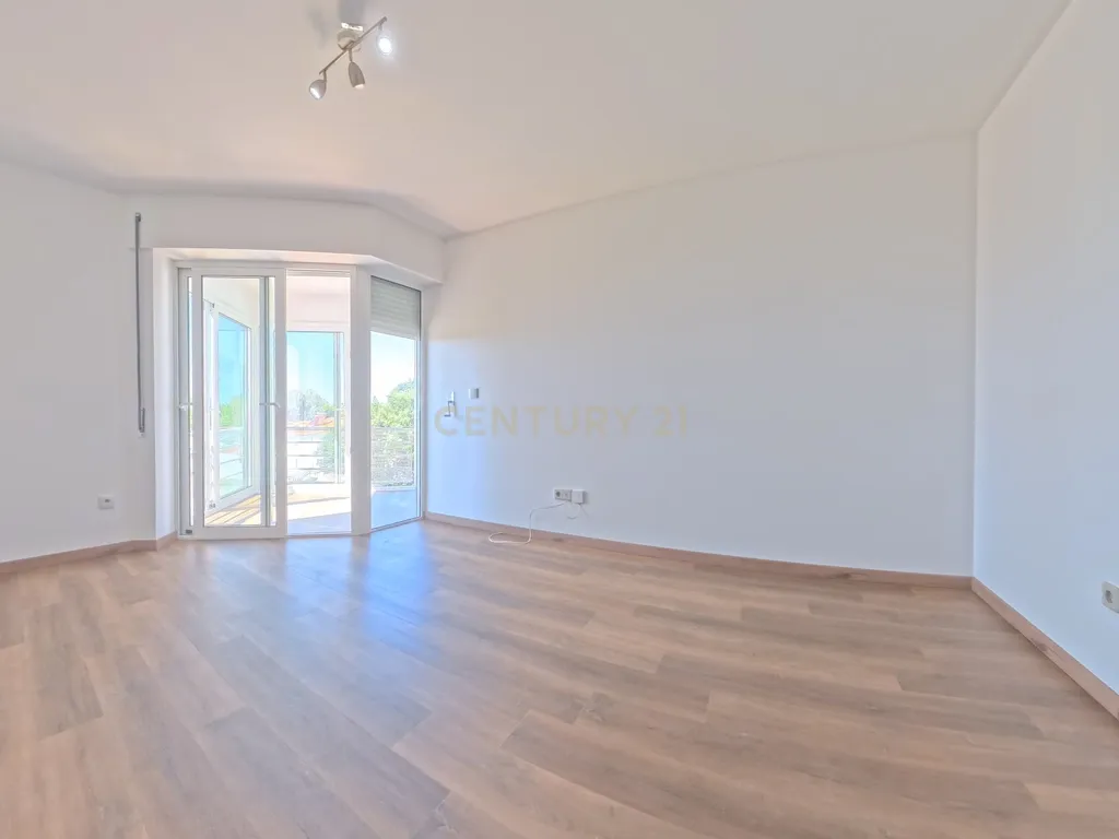 T2 Renovado com Garagem Fechada e 2 Varandas — Palmeira de Faro, Esposende - Image 2