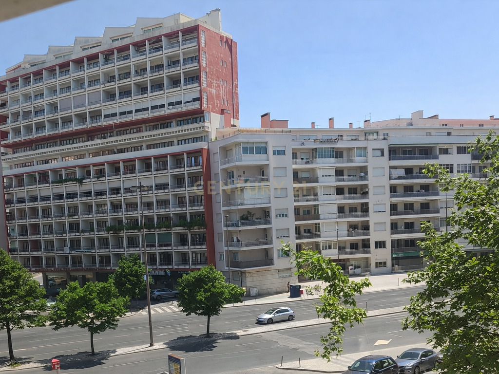 Apartamento T2 +1 Duplex em Alvalade, Lisboa - Oportunidade Única - Image 2