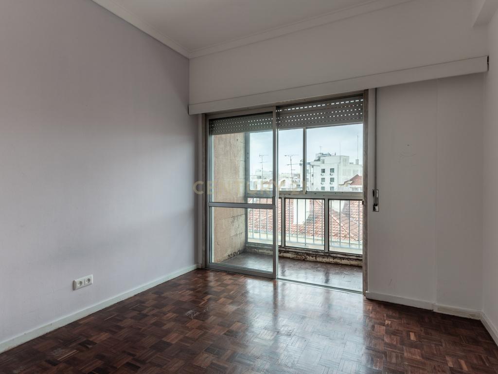 Centro de Lisboa - Crie o Seu Lar neste T1 com Charme e Versatilidade - Image 9
