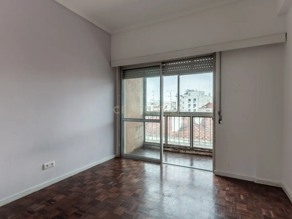Centro de Lisboa - Crie o Seu Lar neste T1 com Charme e Versatilidade - Image 9