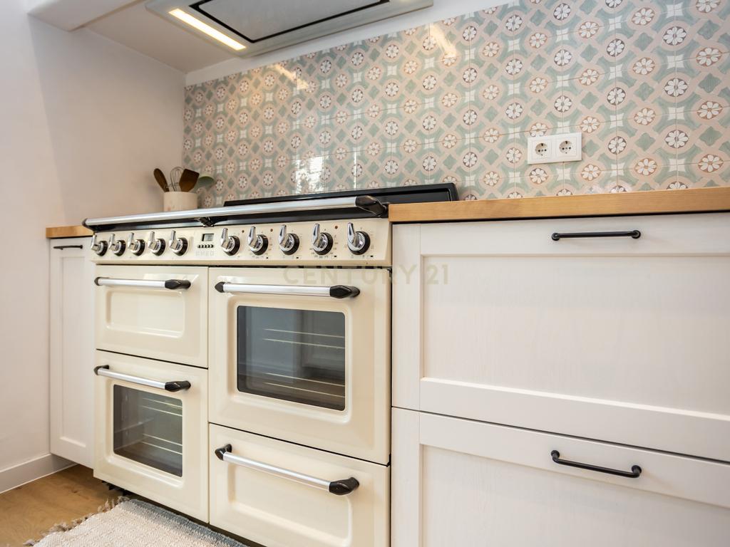 Elegância e História: T4 Remodelado com Grande Logradouro Privativo no Bairro Salgado - Image 23