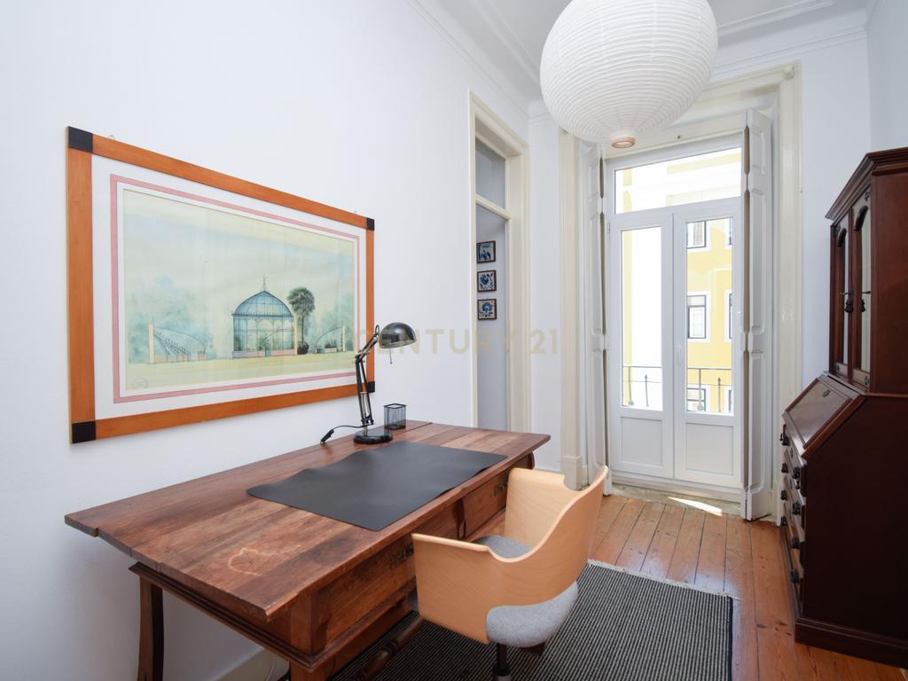 Apartamento T2+1 Renovado no Coração de Campo de Ourique - Image 9