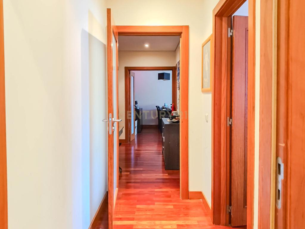 Apartamento T2 com Garagem e Arrumos — Coronado, São Mamede - Image 13