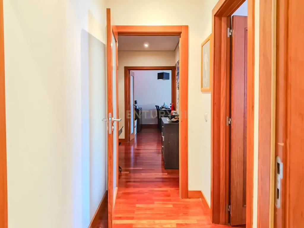 Apartamento T2 com Garagem e Arrumos — Coronado, São Mamede - Image 13