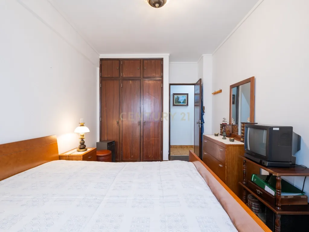 Apartamento T2 em Linda-a Velha - Excelente Localização com Garagem - Image 6