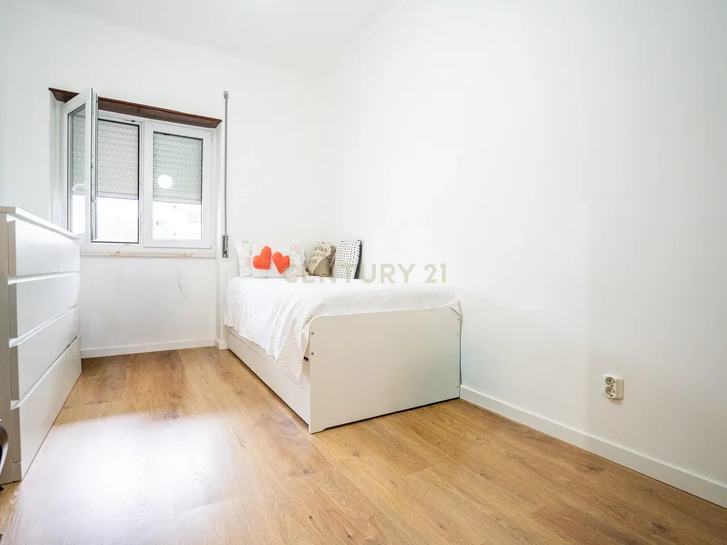 Apartamento T3 Transformado em T2 - Logradouro e Garagem BOX - Junto ao Tribunal e Parque Municipal - Montijo - Image 11
