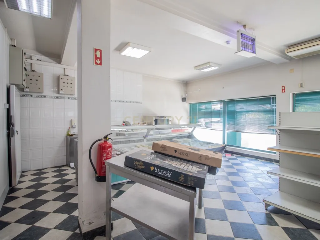 Investimento com Duplo Potencial: Comércio + Habitação em Soure - Image 10